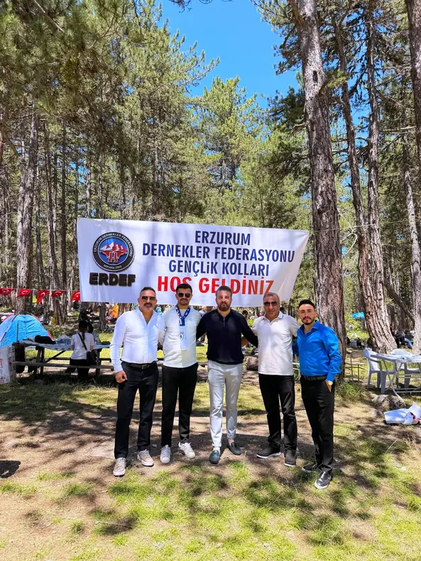 Gençlik Kolları pikniği; pankartta ERDEF amblemi ve “Erzurum Dernekler Federasyonu Gençlik Kolları”